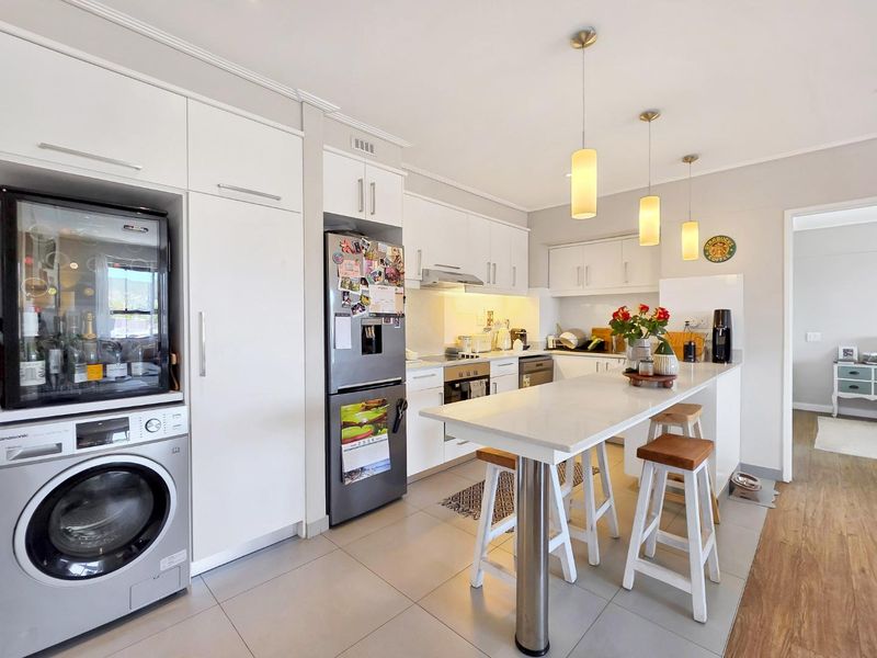 Beautiful Sunny Apartment with Iconic Mountain Views - Photo 10