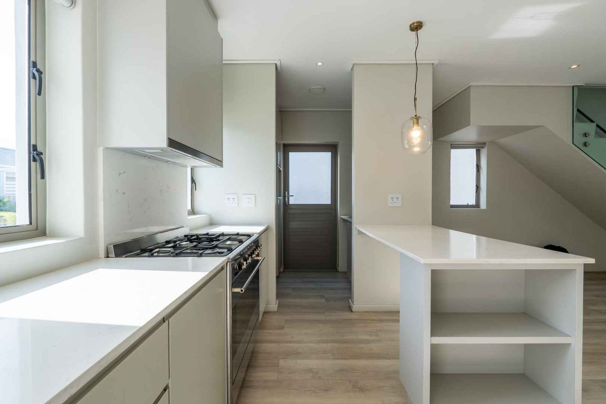 Luxury 3 Bedroom Family Home To Rent in Le Parc Residential Estate, Paarl - Photo 5