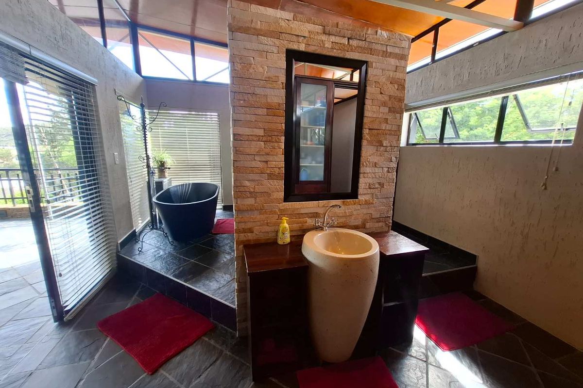 Home with three flats & a home office - Photo 3