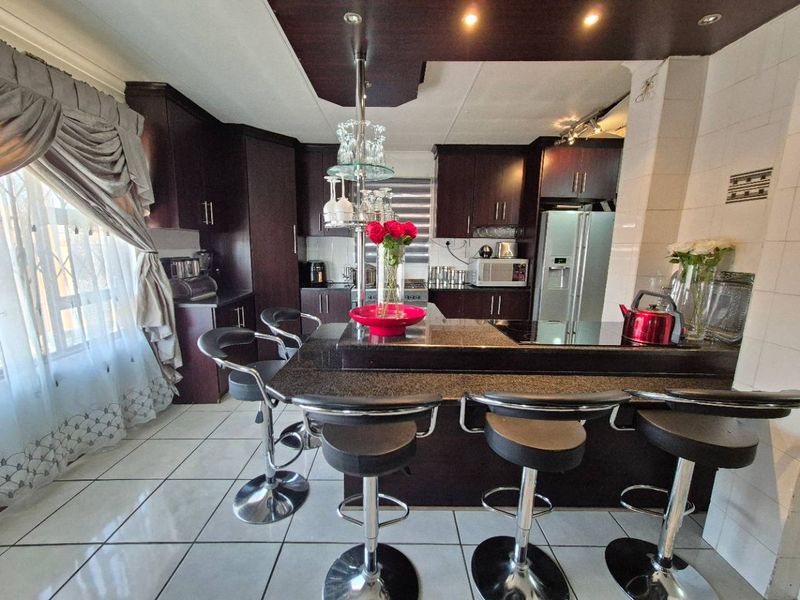 PERFECT FAMILY HOME - Photo 10