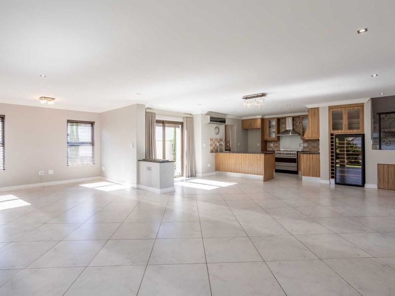 Elegant Three-Bedroom Home in a Cul-de-Sac Opposite a Park on Val de Vie Estate - Photo 5