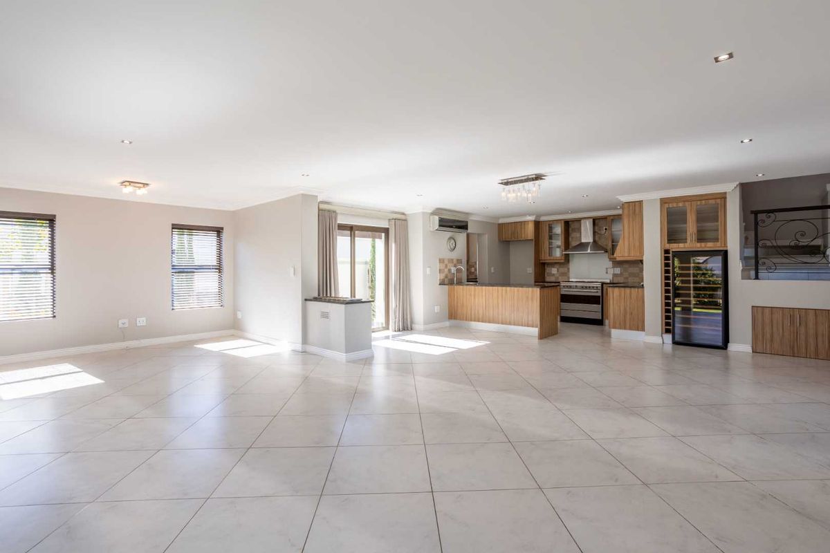 Elegant Three-Bedroom Home in a Cul-de-Sac Opposite a Park on Val de Vie Estate - Photo 5