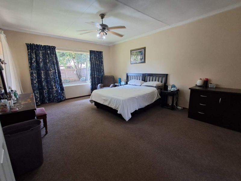 Spacious 4 Bedroom, 2.5 Bathroom Family Home in Kilnerpark - Photo 7