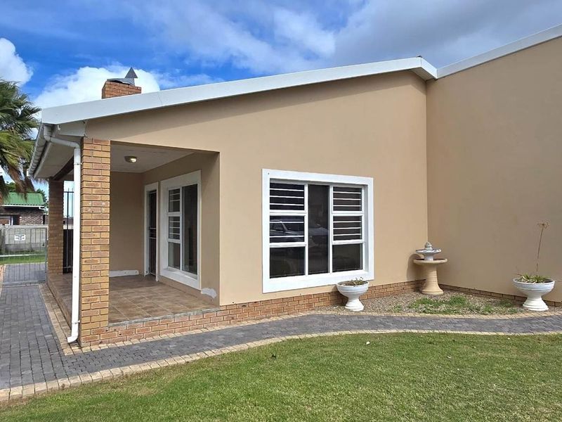 Charming Coastal Home in Franskraal – Walk to the Beach, Shops, and Live the Good Life - Photo 2