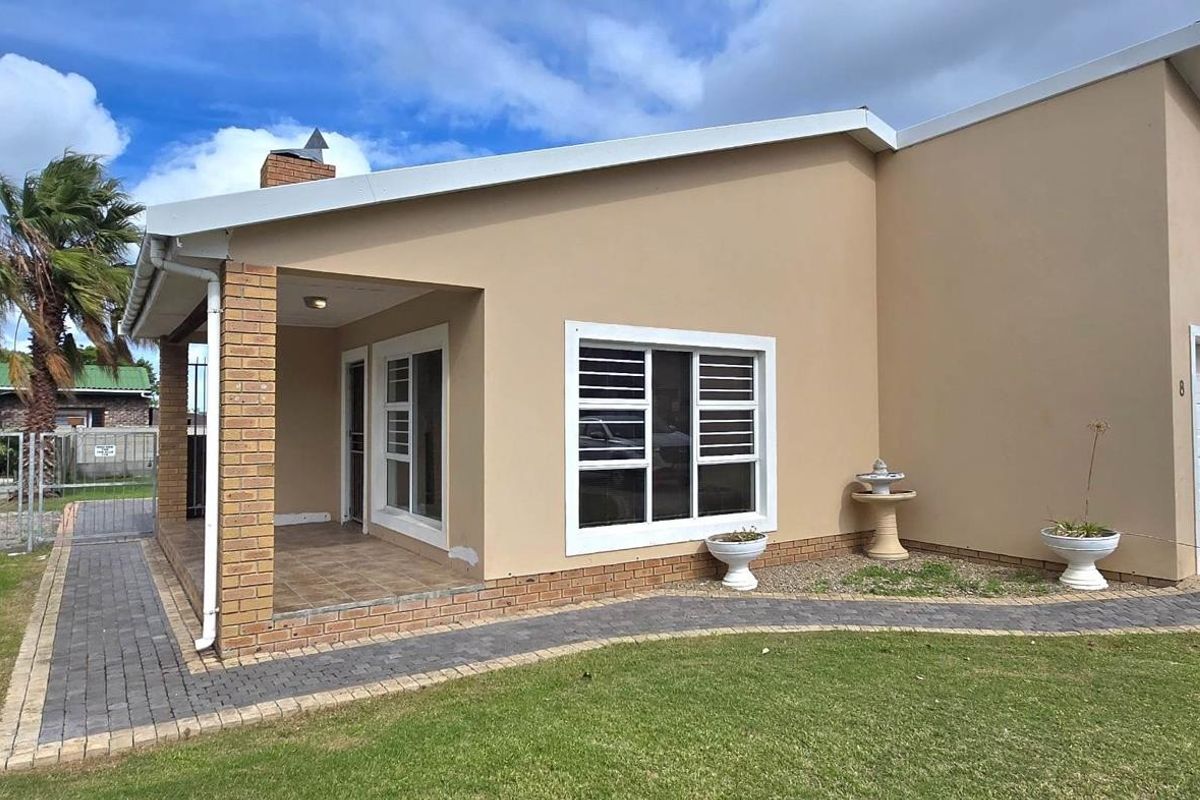 Charming Coastal Home in Franskraal – Walk to the Beach, Shops, and Live the Good Life - Photo 2