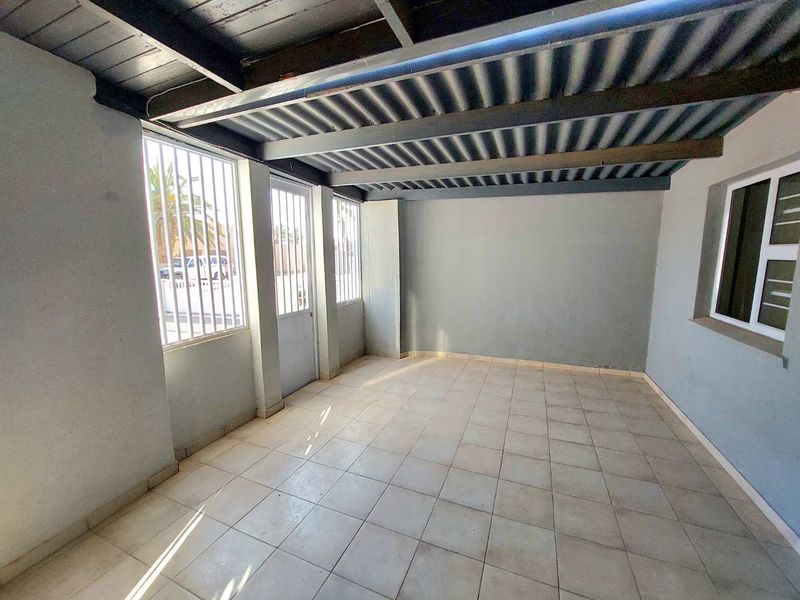 4 Bedroom Coastal Gem - Photo 3