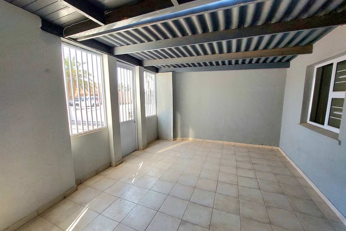 4 Bedroom Coastal Gem - Photo 3