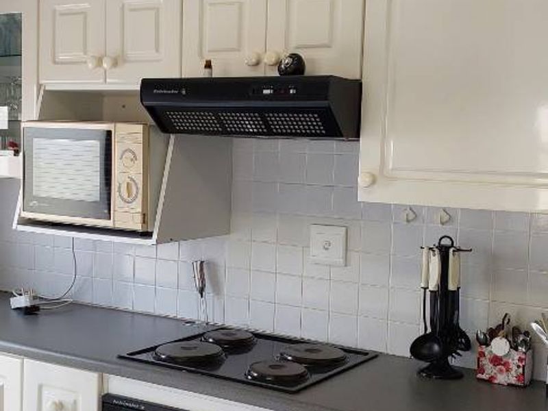 Excellent location close to beach and all amenities - Photo 6