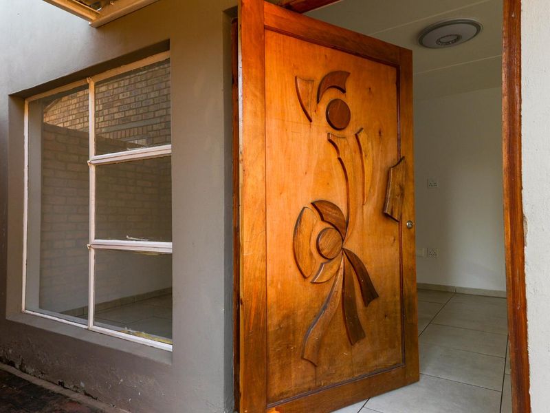 LOCK & GO Immaculate 3-Bedroom APPARTMENT in DERSLEY PARK - Photo 3