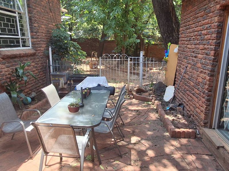 Cul-de-Sac Dream: Large 3-Bed Fixer with Pool & Office - Photo 4