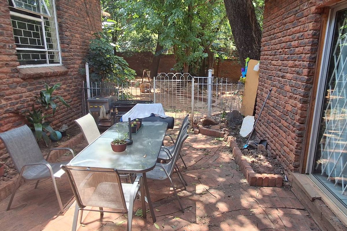 Cul-de-Sac Dream: Large 3-Bed Fixer with Pool & Office - Photo 4