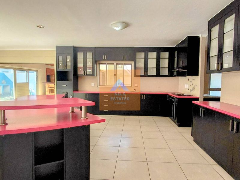 Family Home To Rent in Ocean View, Swakopmund - Photo 8