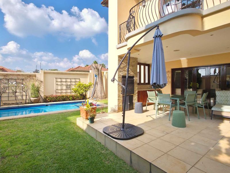 4 Bedroom Executive Sandton Cluster with Furnished Option in Secure boomed off Estate - Photo 2