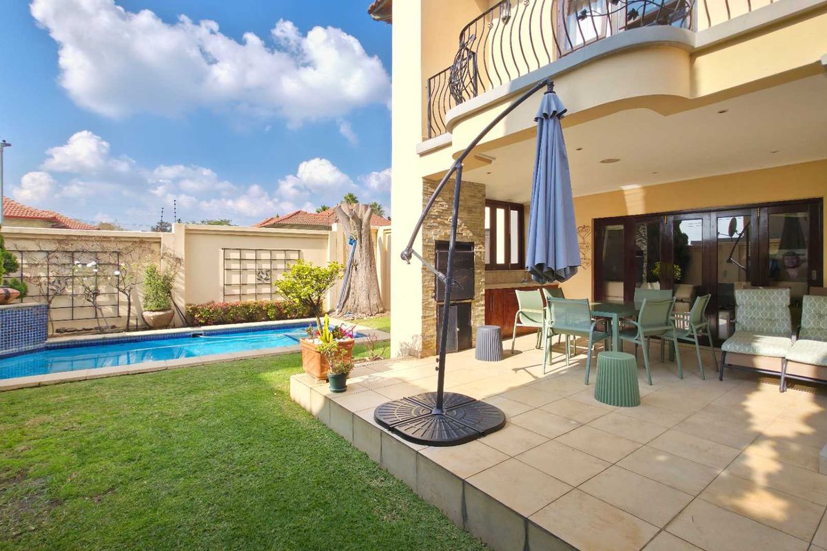 4 Bedroom Executive Sandton Cluster with Furnished Option in Secure boomed off Estate - Photo 2