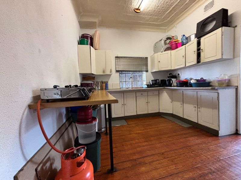 Spacious 3-Bedroom Home with a flatlet for investment - Photo 3
