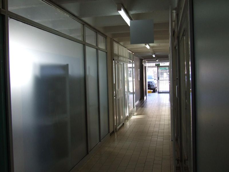31.23 sqm OFFICE TO RENT IN MAGALIESKRUIN FOR R2650.00PM AVAILABLE IMMEDIATELY - Photo 8