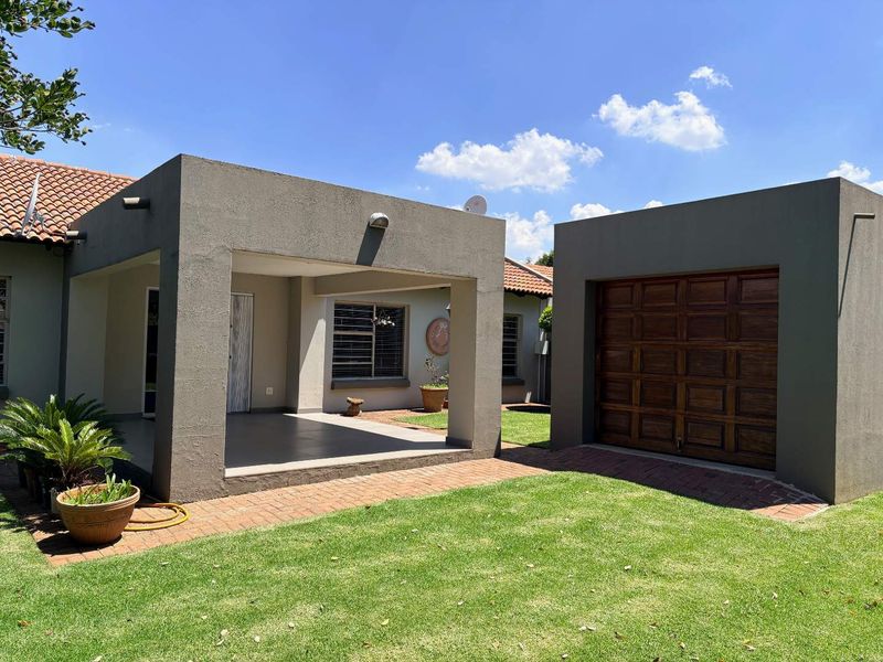 EXCLUSIVE HOME IN UPMARKET PET FRIENDLY COMPLEX - Photo 6