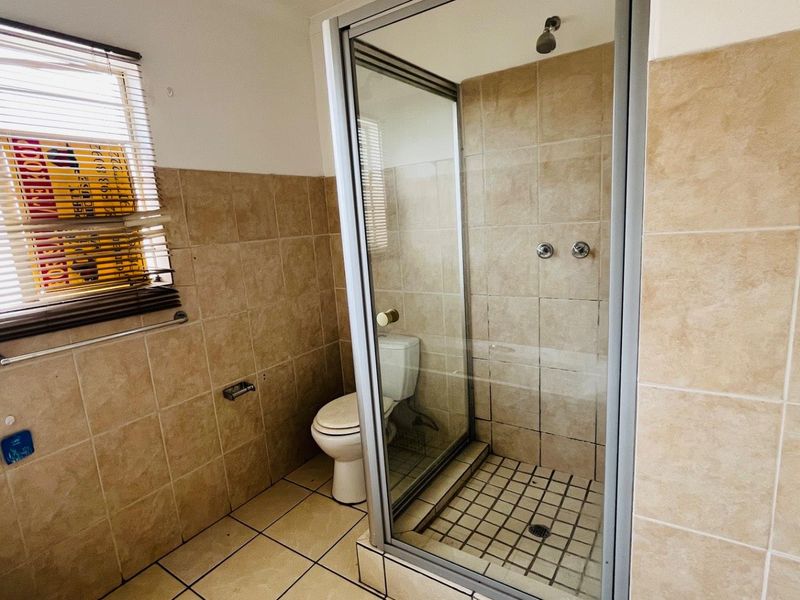 Lock up and go apartment in estate! - Photo 7