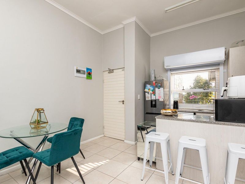 Modern 2-Bedroom Apartment in the Heart of Claremont, Cape Town - Photo 4