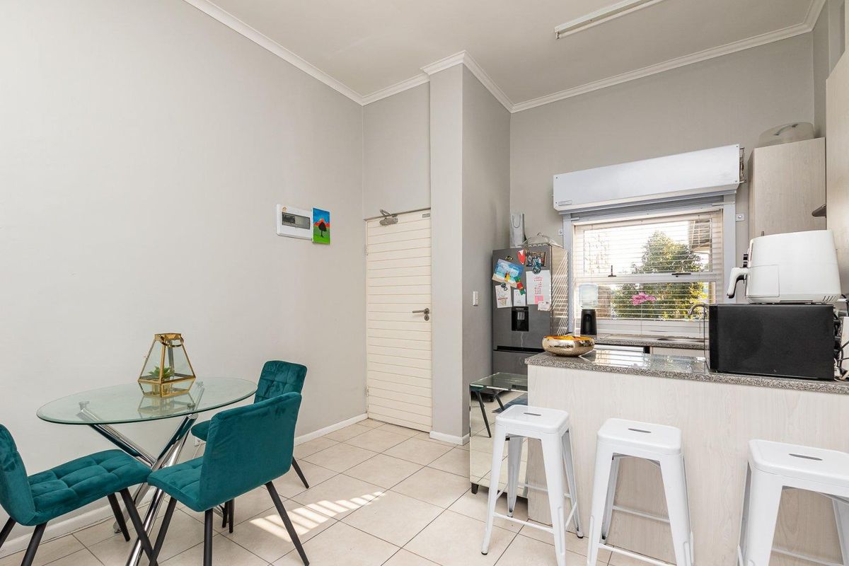 Modern 2-Bedroom Apartment in the Heart of Claremont, Cape Town - Photo 4