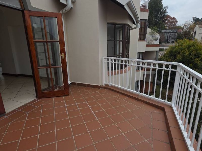 SPACIOUS 2 BED APARTMENT IN STUNNING COMPLEX - Photo 9