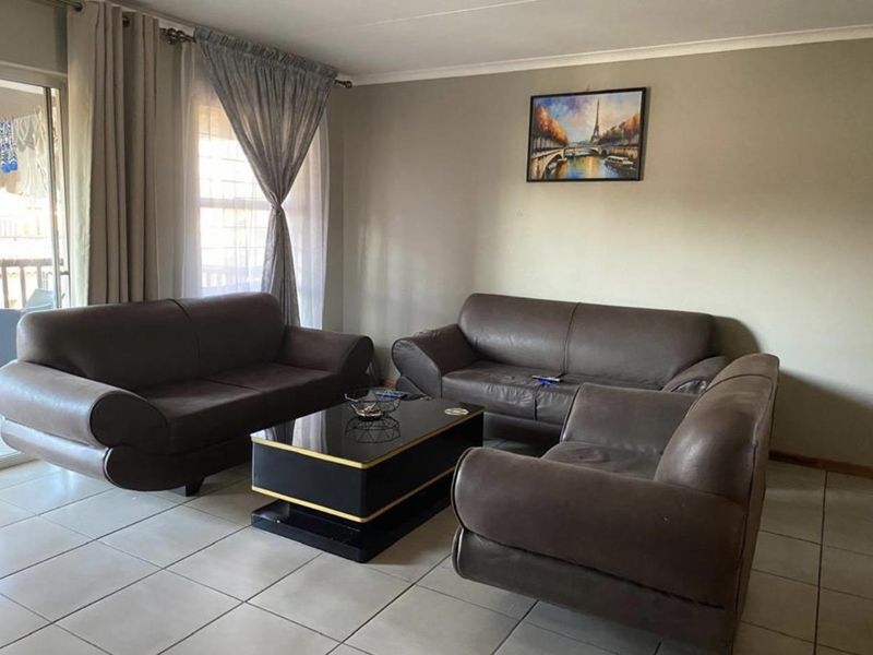 A Lovely 2 Bedroom Apartment for sale in Malachite Mews - Photo 5