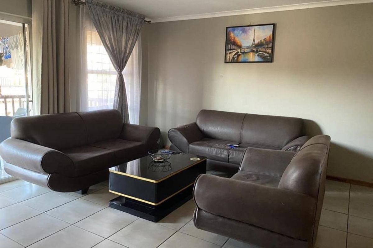 A Lovely 2 Bedroom Apartment for sale in Malachite Mews - Photo 5