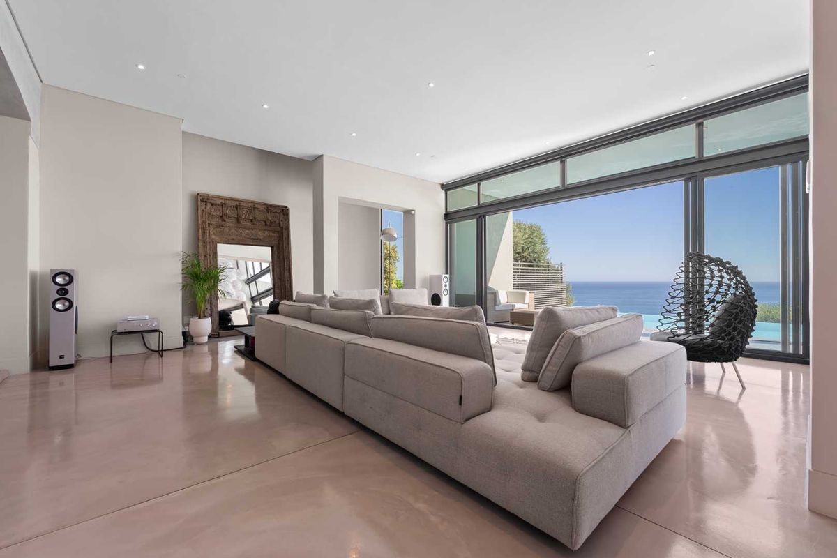 A Rare Architectural Masterpiece with Iconic Camps Bay Views - Photo 5
