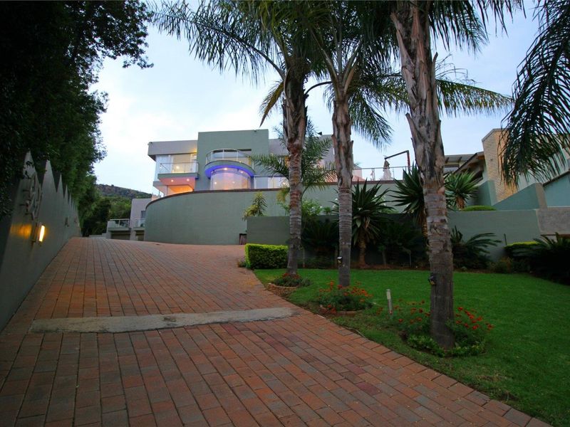 Stunning 5 Bedroom House in Featherbrooke Estates - Photo 4