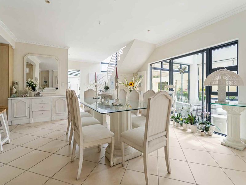 Sunset Links Golf Estate – Elegant Family Home with Income Potential - Photo 6