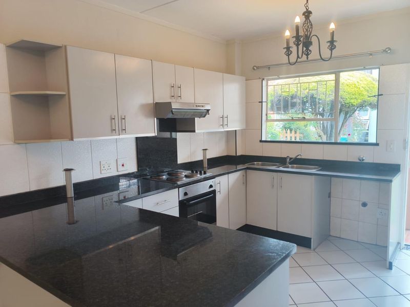 Elegant 2 Bedroom Ground Floor Home: Secure, Pet-Friendly, Perfect! - Photo 2