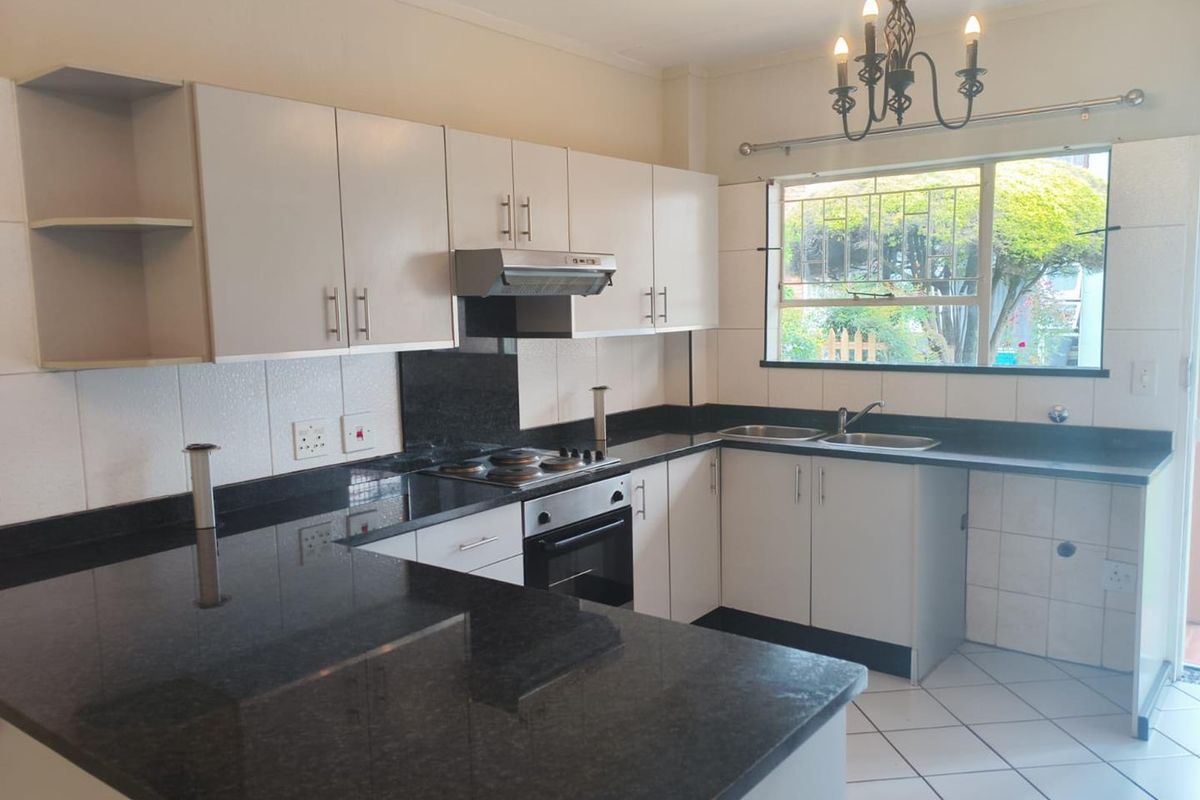 Elegant 2 Bedroom Ground Floor Home: Secure, Pet-Friendly, Perfect! - Photo 2