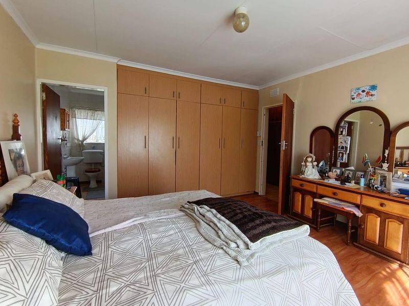 Spacious Family Home with Flatlet & Pool in Prime Fauna Location - Photo 10