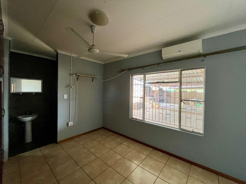 House for Sale in Okahandja – Spacious 4 Bedroom Home with Garages | N$2,000,000 - Photo 9