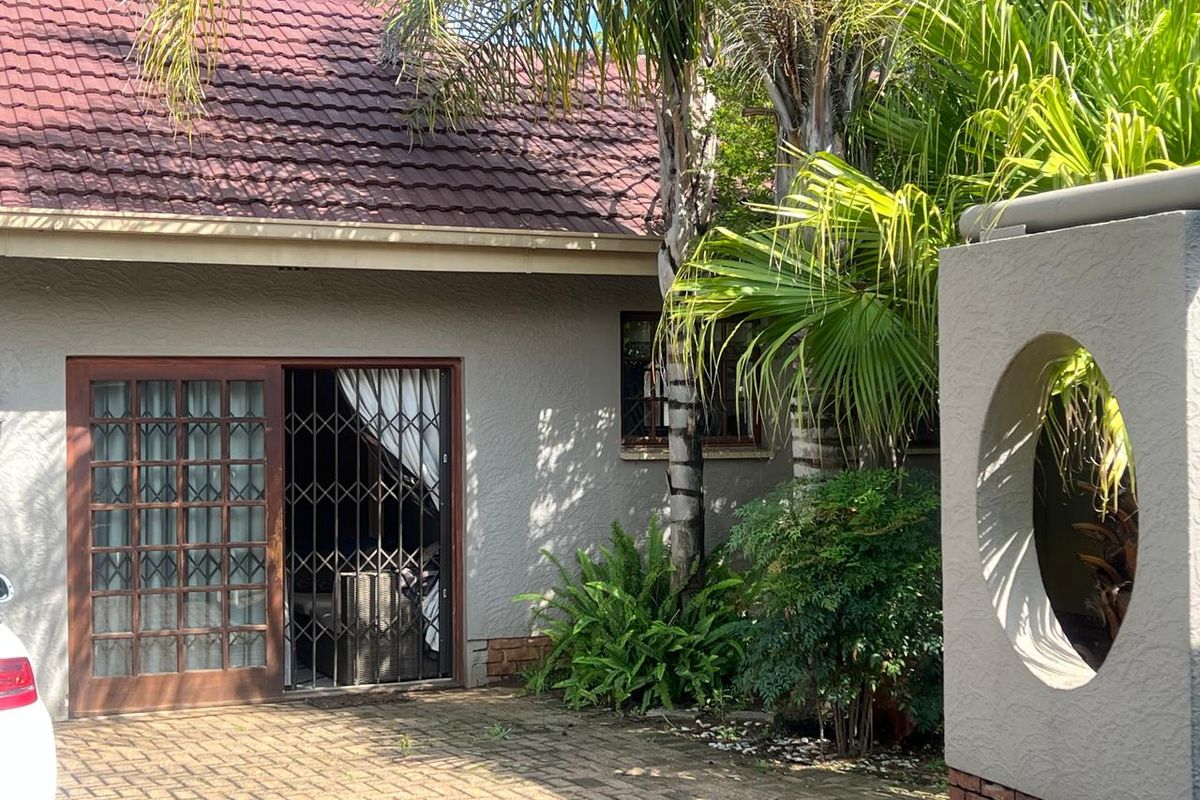 Location is key. Street appeal next and finally a flatlet. A must on your viewing list!!! - Photo 2