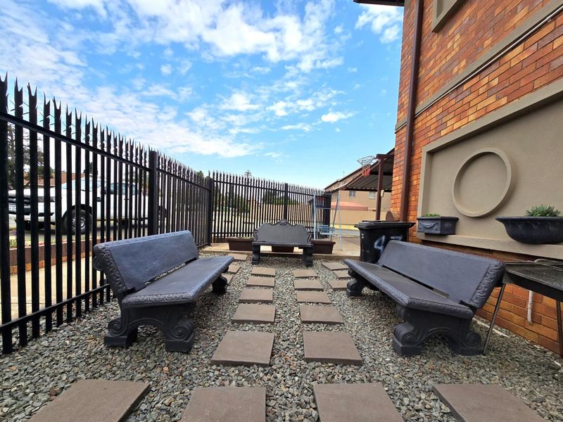 Comfortable 3-Bedroom Living in the Heart of Roseacre - Photo 3