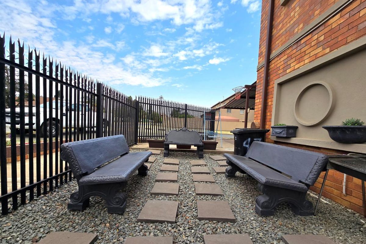 Comfortable 3-Bedroom Living in the Heart of Roseacre - Photo 3