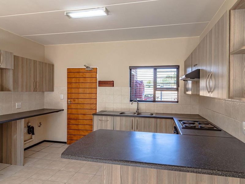 2 BEDROOM 2 BATHROOM APARTMENT WITH LOW LEVIES. - Photo 10