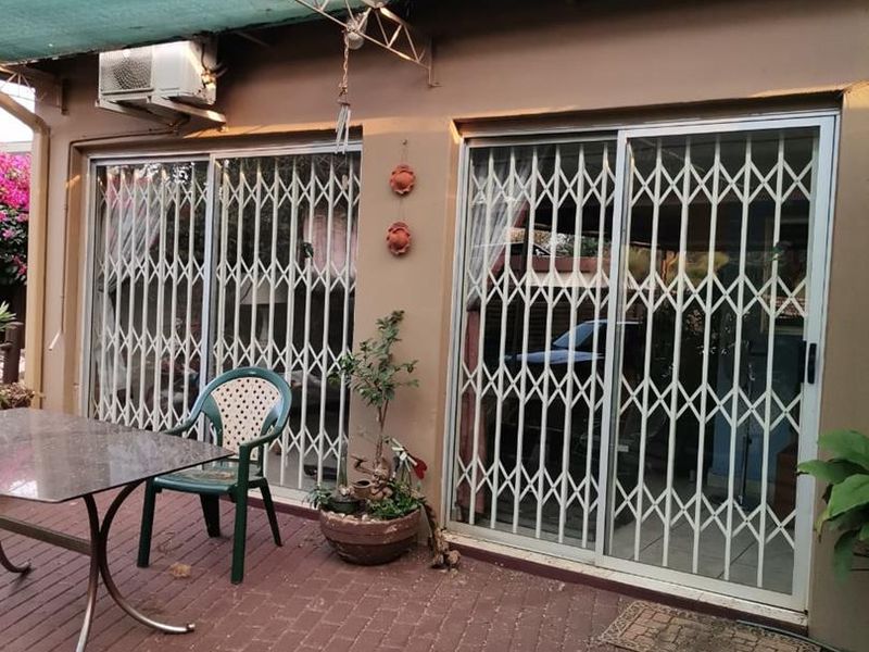 Expansive Home with Pool, Flatlet, & Solar Power! - Photo 3