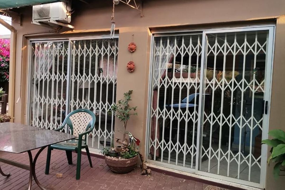 Expansive Home with Pool, Flatlet, & Solar Power! - Photo 3