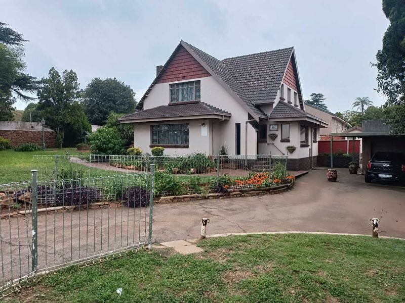 🔥 TWO HOMES IN ONE! Luxury 5-Bedroom Family Estate with Flatlet, Pool & Entertainment Area – Exceptional Value Near the N1 🔥 - Photo 2