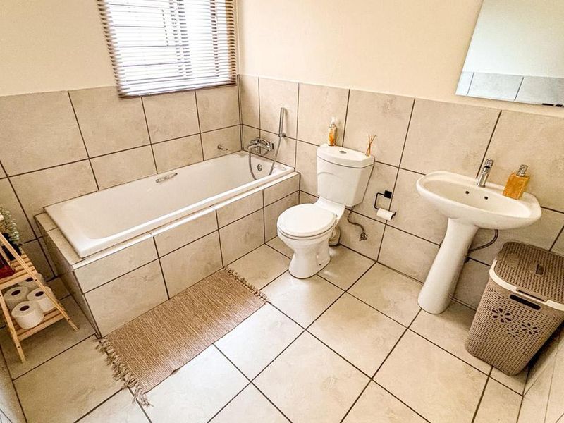 Modern Living: Spacious 2-Bed, 2-Bath Ground Floor Unit Awaits - Photo 8