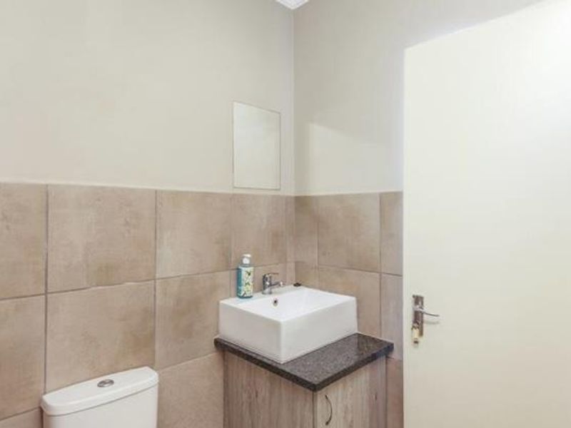 Welcome to a modern urban retreat! - Photo 10