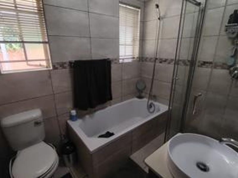 2 bedroom ground floor simplex with private garden+garage+wendy for extra store facility - Photo 8