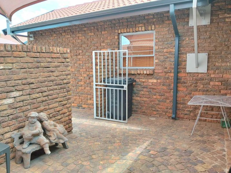 3 Bedroom Simplex Townhouse for Sale! - Photo 5