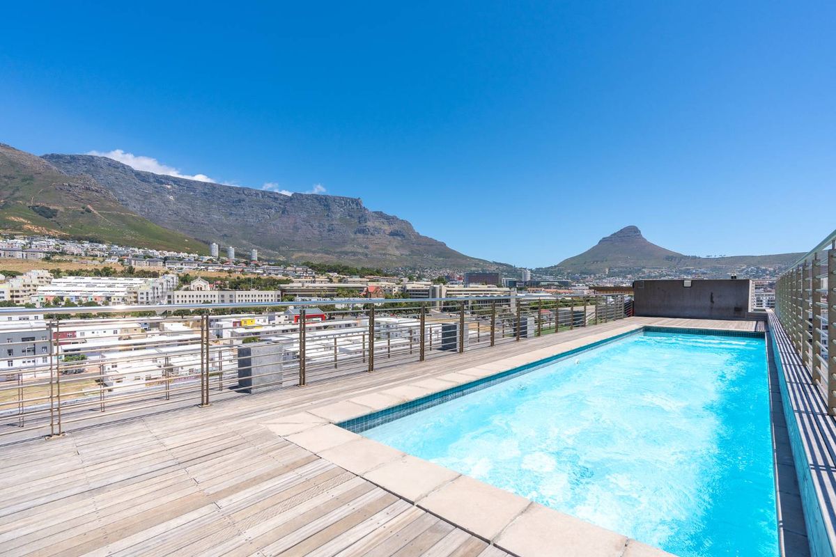 Easy living in the CBD, ideal for a young professional couple or 2 varsity students. - Photo 2