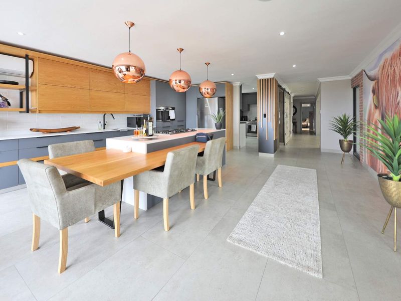 FOUR STOREY, DRAMATIC SCALE AND VOLUME RESIDENCE IN PLATTEKLOOF. - Photo 3