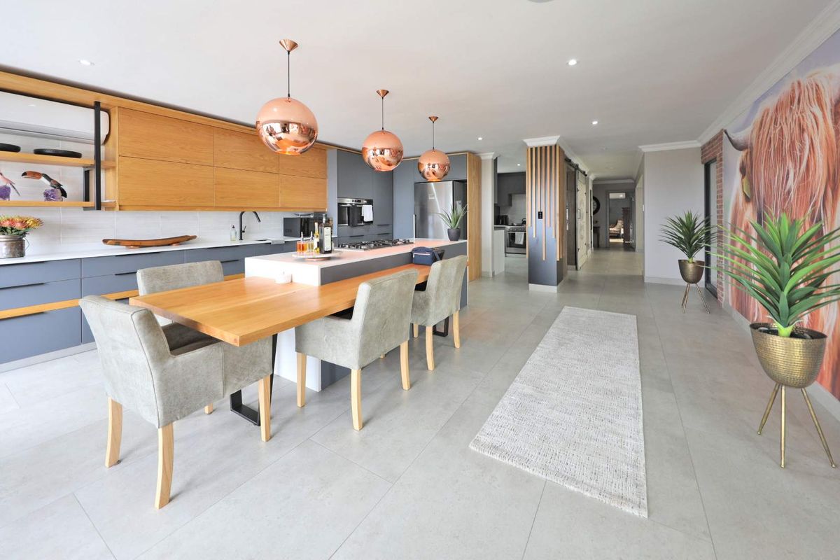 FOUR STOREY, DRAMATIC SCALE AND VOLUME RESIDENCE IN PLATTEKLOOF. - Photo 3