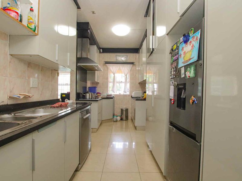 Spectacular home in a boom access controlled street in Prime Umhlanga. - Photo 7