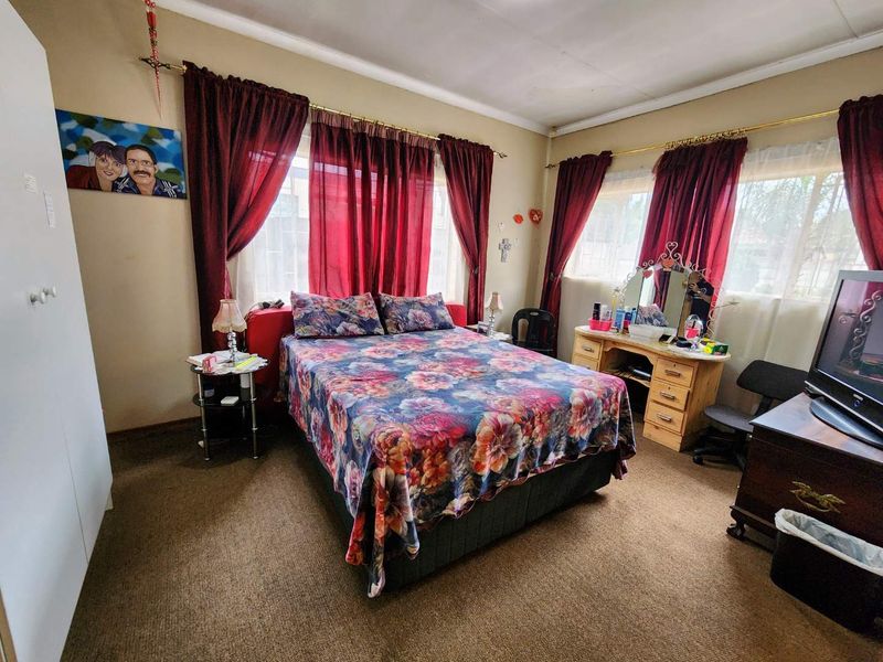 Dual-Living Delight: Large Family Home with Self-Contained Flat - Photo 7